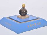 une petite boîte bleue sur laquelle est posé un vase noir