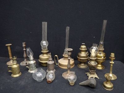de nombreux objets en verre et en laiton de toutes sortes posés sur la table