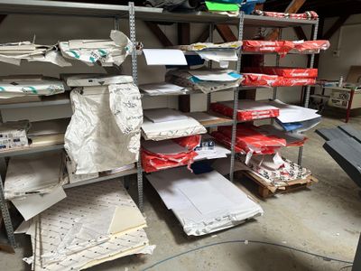 beaucoup d'objets sur les étagères du garage