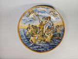 une assiette décorative sur laquelle est représentée une femme dans un bateau