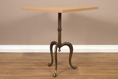 une image représentant une petite table avec un plateau en bois posée sur un parquet en bois massif