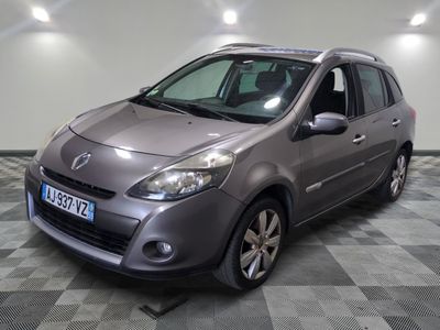 la voiture grise est garée dans le garage sur le sol en damier