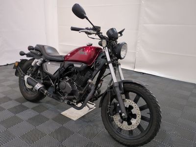 une moto rouge garée dans un garage