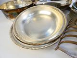 beaucoup d'assiettes et de bols en argent sur la table