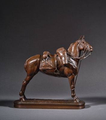 statue en bronze représentant un cheval sellé, posée sur un socle en bois