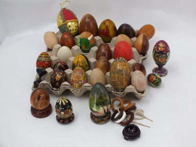une pile d'œufs posés sur une table