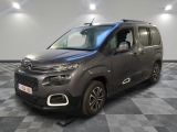 La nouvelle camionnette Citroën est garée sur un sol à damier.