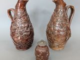 deux vases marron posés l'un à côté de l'autre sur une table