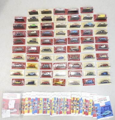 un grand nombre de petites voitures posées sur une table