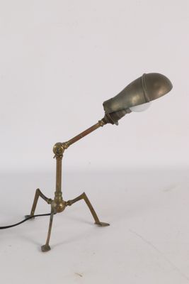 une lampe posée sur un trépied