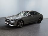 une Mercedes Classe S argentée garée dans une pièce blanche