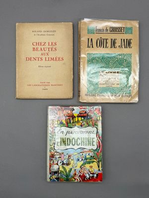 trois livres sont posés sur une table les uns à côté des autres