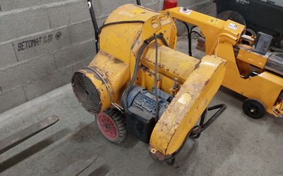 une machine jaune posée sur le sol