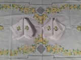 deux serviettes de table ornées de fleurs jaunes