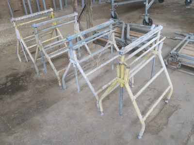 de nombreuses armatures métalliques posées à même le sol