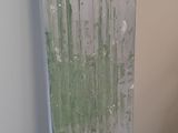 des toilettes dans une pièce aux murs blancs et peints en vert