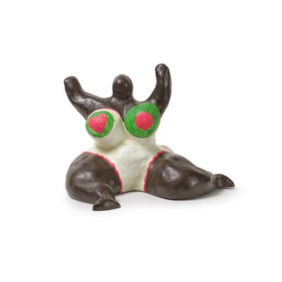 une figurine représentant un chat aux yeux verts sur fond blanc