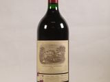 bouteille de vin rouge sur fond blanc sur fond blanc