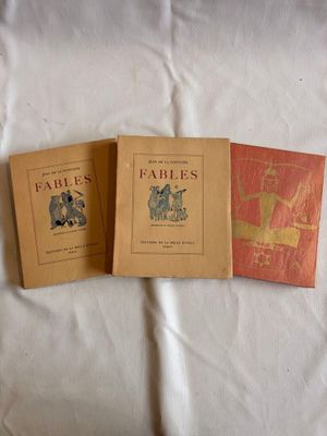 trois livres pour enfants posés les uns à côté des autres sur un lit