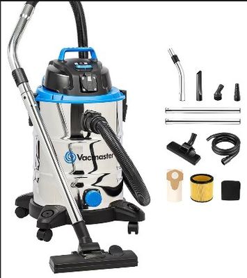 gros plan d'un aspirateur et de ses accessoires sur fond blanc
