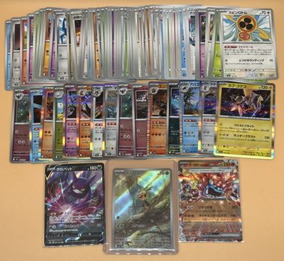 beaucoup de cartes sur la table avec beaucoup d'entre eux