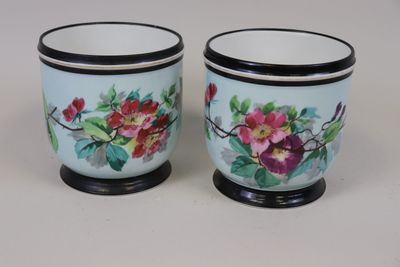 deux tasses ornées de fleurs, posées sur une table