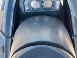 un gros plan d'une moto équipée d'un compteur de vitesse