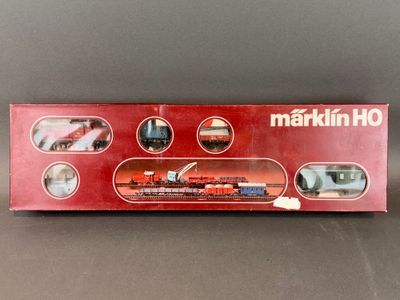 La boîte est rouge et blanche, avec l'image d'un train dessus.