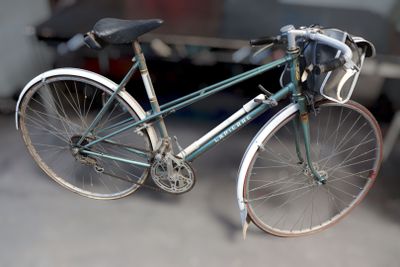 un vélo garé dans un garage