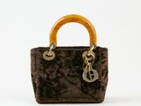 sac à main en velours marron avec une poignée en bois sur fond blanc