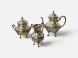 un ensemble de trois théières et cafetières en métal argenté