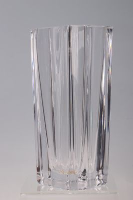 un vase en verre posé sur une table