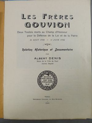 un vieux livre avec un titre en noir et blanc