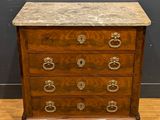 une commode ancienne avec dessus en marbre