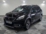 la voiture noire est garée dans le garage sur un sol en damier