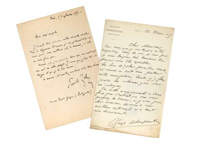 deux vieux papiers portant des notes manuscrites, posés l'un à côté de l'autre