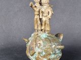 figurine en bronze représentant deux enfants assis sur une tortue