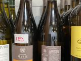 plusieurs bouteilles de vin sont alignées sur une étagère