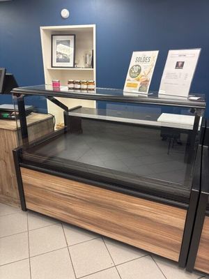 une vitrine en verre au milieu d'une pièce
