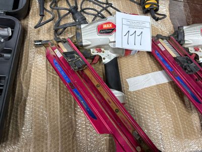 Plusieurs paires de skis et de bâtons de ski sont disposés sur une table