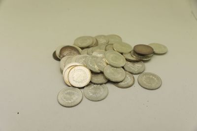 une pile de pièces de monnaie posée sur une table