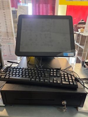 un ordinateur posé sur un bureau, avec un clavier et une souris