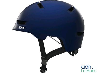 un gros plan d'un casque bleu sur fond blanc