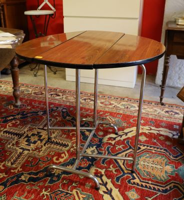 une table avec un plateau en bois posée sur un tapis dans une pièce