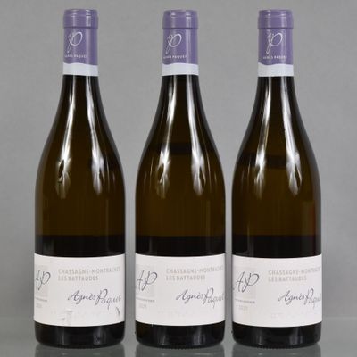 trois bouteilles de vin posées sur une table l'une à côté de l'autre
