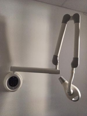 une photo d'une chambre d'hôpital avec un plafonnier