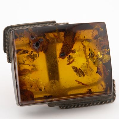 une image représentant une bague ornée d'une pierre d'ambre de forme carrée au centre
