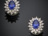 une paire de boucles d'oreilles en saphir et diamant