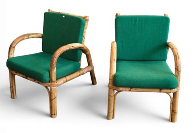 une paire de chaises en bambou avec des coussins rembourrés verts sur fond blanc