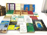 de nombreux livres qui se trouvent ensemble sur la table